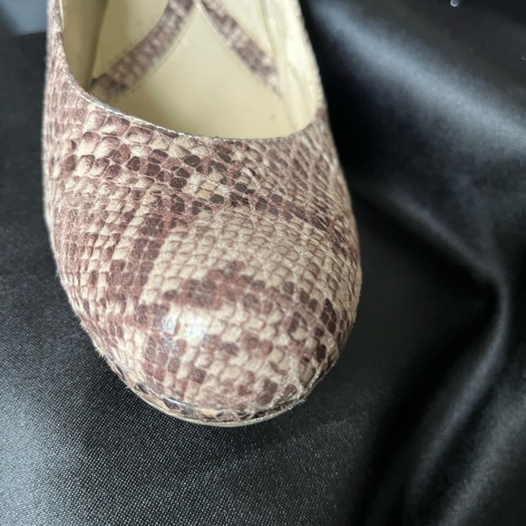 NATURALIZER~SNAKE SKIN PUMPS~8.5 - Picture 5 of 13